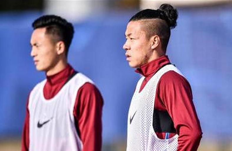 河南10虎走了 阿奇的油不多了!大连真引进牛梓屹?一将太坎坷了