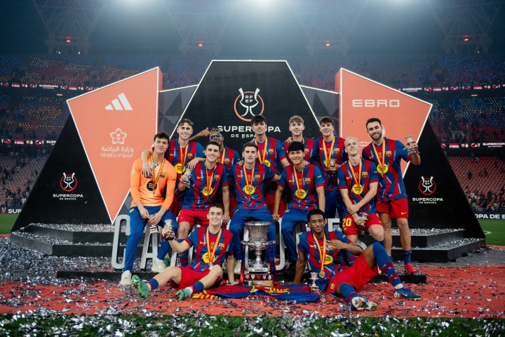 超级大乐透开奖结果-巴萨最宝贵的财富！拉玛西亚13人西超杯夺冠合影，一半以上是U21