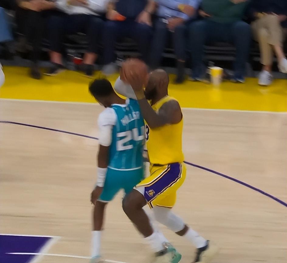 大乐透开奖结果查询-詹皇肘击对手后脑，裁判却吹对方犯规！黄蜂挑战失败，全队看呆了